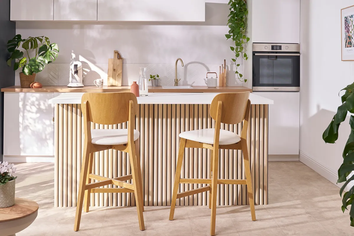 Miliboo Barhocker aus hellem Eichenholz und Stoff mit Samteffekt Terracotta H65 cm LUCIA* Barhocker