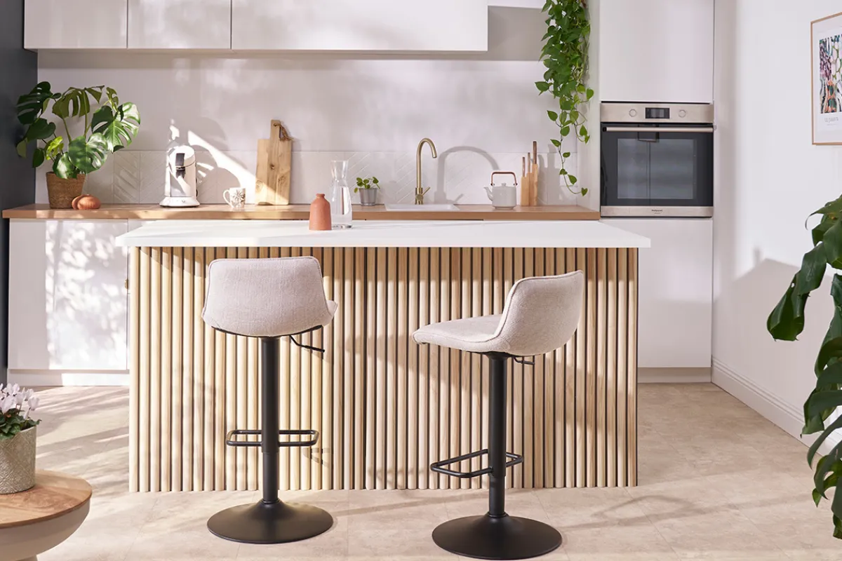 Miliboo Barhocker höhenverstellbar und um 360° drehbar aus Stoff mit strukturiertem Samteffekt in Beige und Metall (2er-Set) BOOST* Barhocker