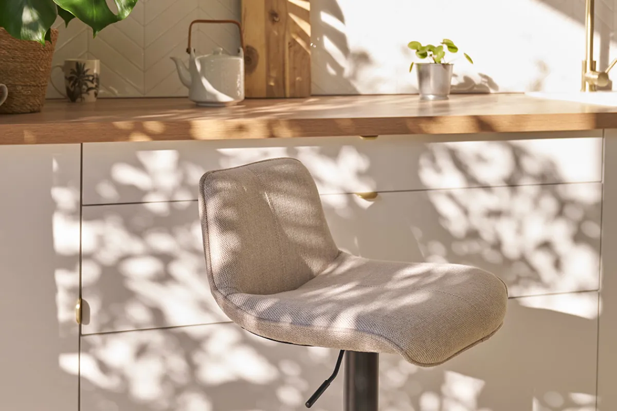 Miliboo Barhocker höhenverstellbar und um 360° drehbar aus Stoff mit strukturiertem Samteffekt in Beige und Metall (2er-Set) BOOST* Barhocker