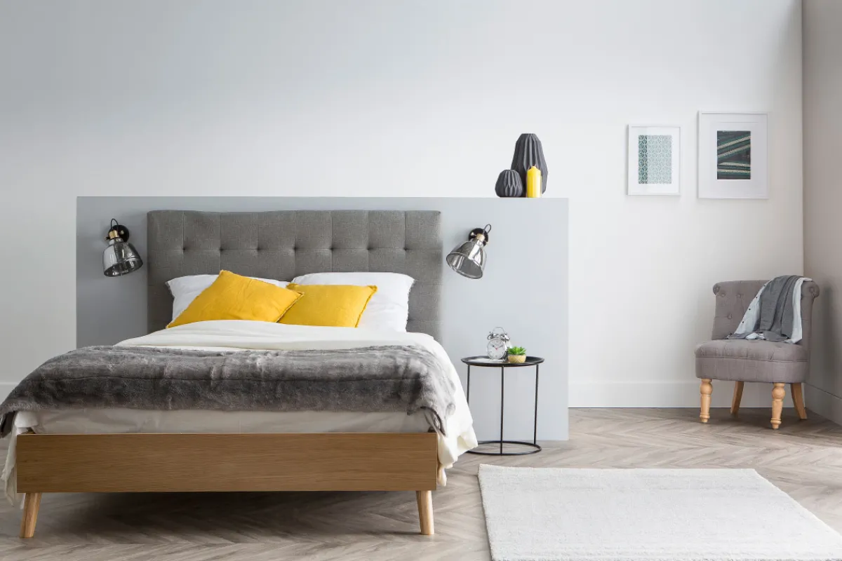 Miliboo Bett für Erwachsene Skandinavisch Holz und Stoff Grau 140 x 200 cm LYNN* Betten Für Erwachsene