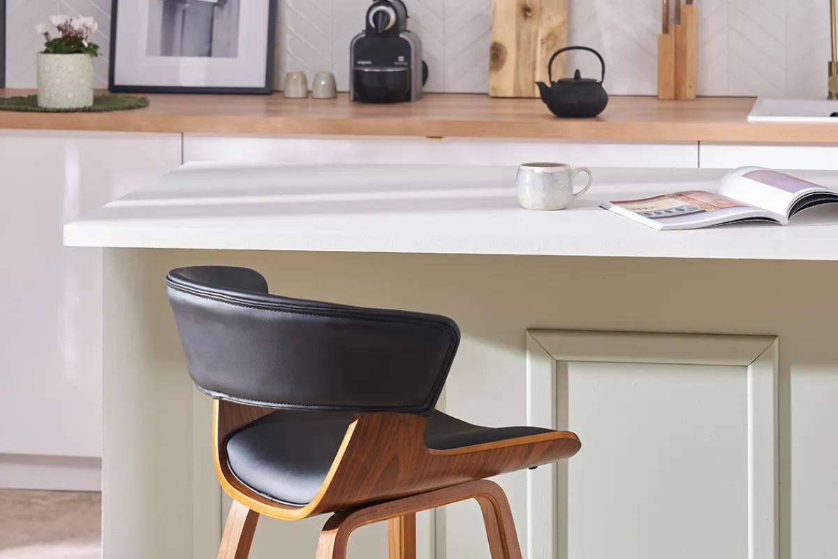 Miliboo Design-Barhocker höhenverstellbar weiß und helles Holz H65 cm SYRAH* Barhocker