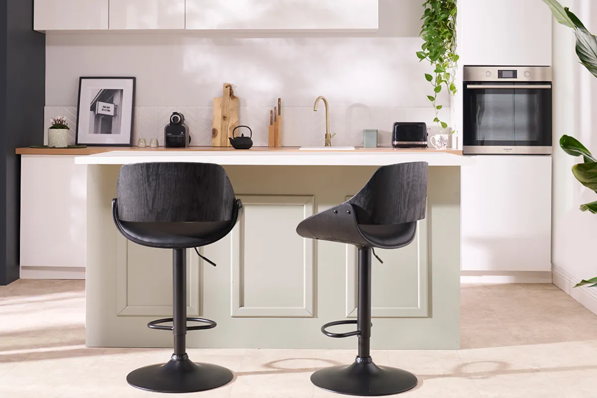 Miliboo Design-Barhocker höhenverstellbar Holz und schwarzes Metall CLASH* Barhocker