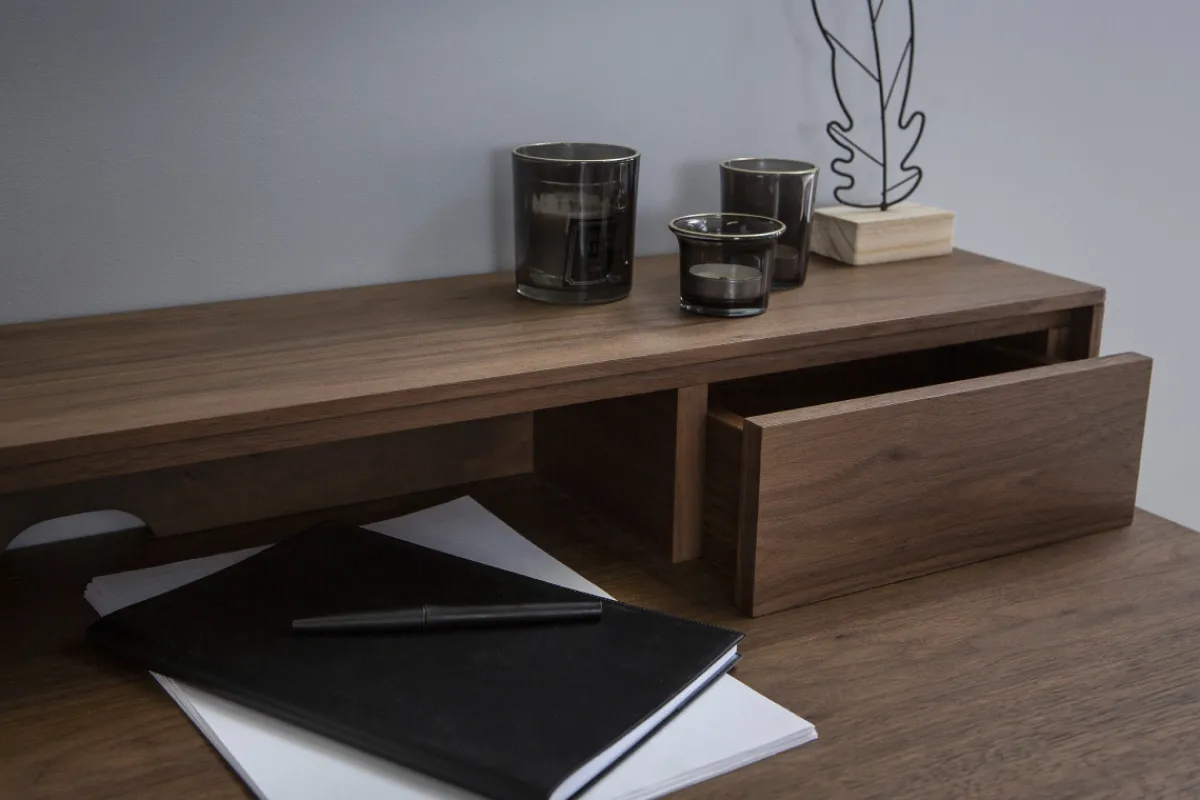 Miliboo Design-Schreibtisch mit Fächern aus Nussbaumholz SEKRET* Design-schreibtische