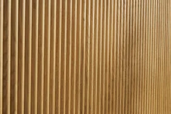Miliboo Design-Sideboard aus hellem, massiver Eiche mit Gravur 4-türig B180 cm GOSHI* Sideboards
