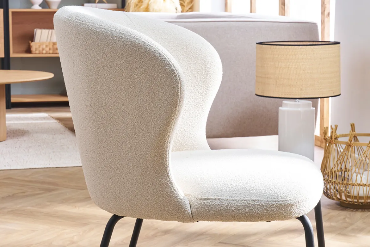 Miliboo Design-Stuhl aus weißem Stoff mit Bouclé-Wolleffekt und schwarzem Metall YDA* Design-stühle