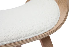 Miliboo Design-Stuhl aus weißem Stoff mit Bouclé-Wolleffekt und hellem Holz BENT* Design-stühle