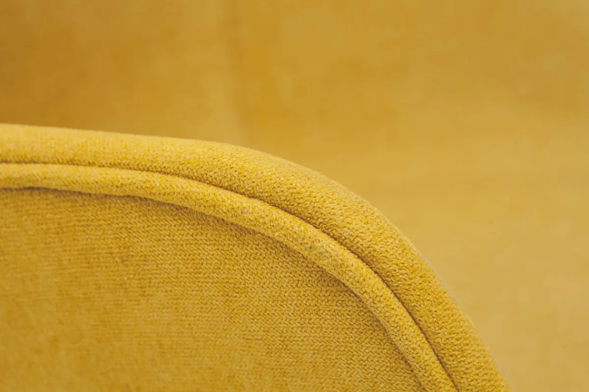 Miliboo Design-Stuhl mit Samteffekt senffarben und Holz AARON* Design-stühle