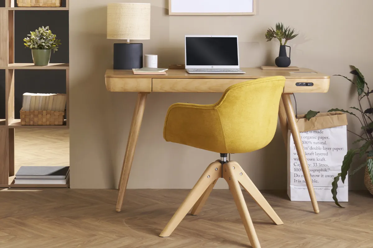 Miliboo Design-Stuhl mit Samteffekt senffarben und Holz AARON* Design-stühle
