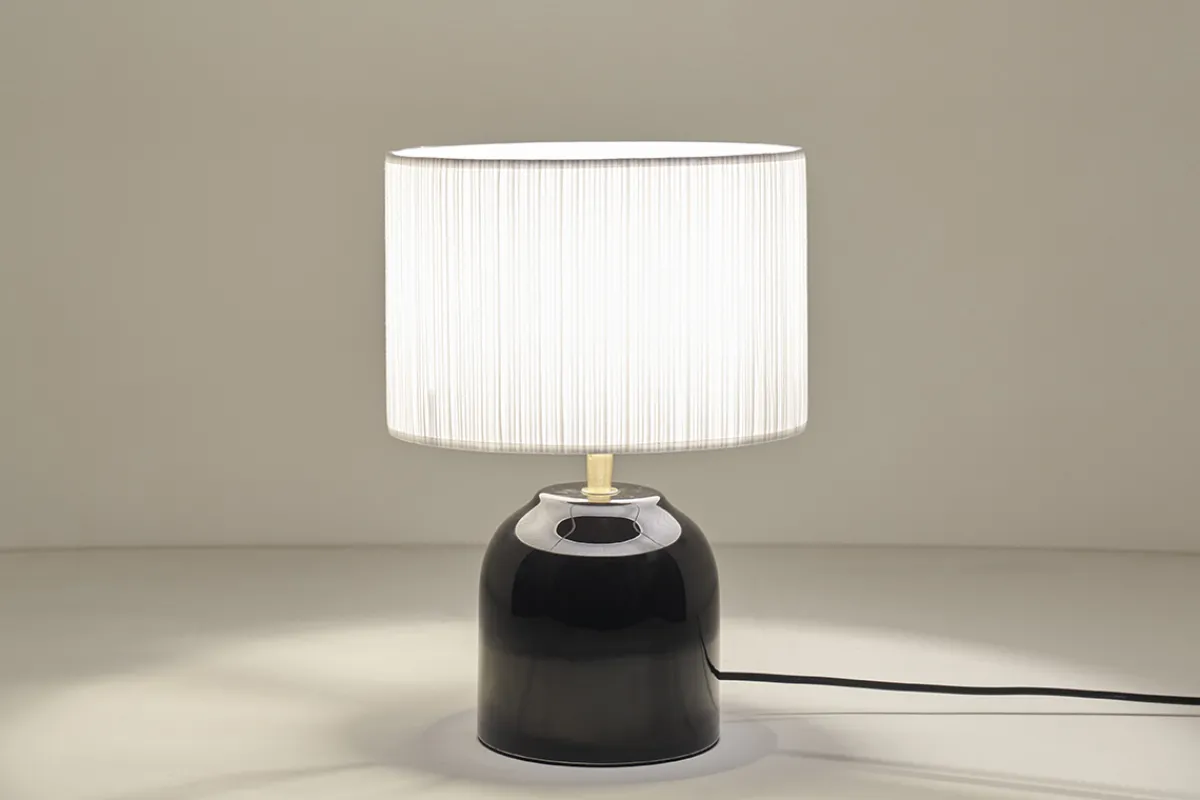 Miliboo Schwarze Tischlampe aus glänzender Keramik und Lampenschirm aus weißem Plissee-Stoff H35 cm PIEGA* Tischlampe|Tischlampe