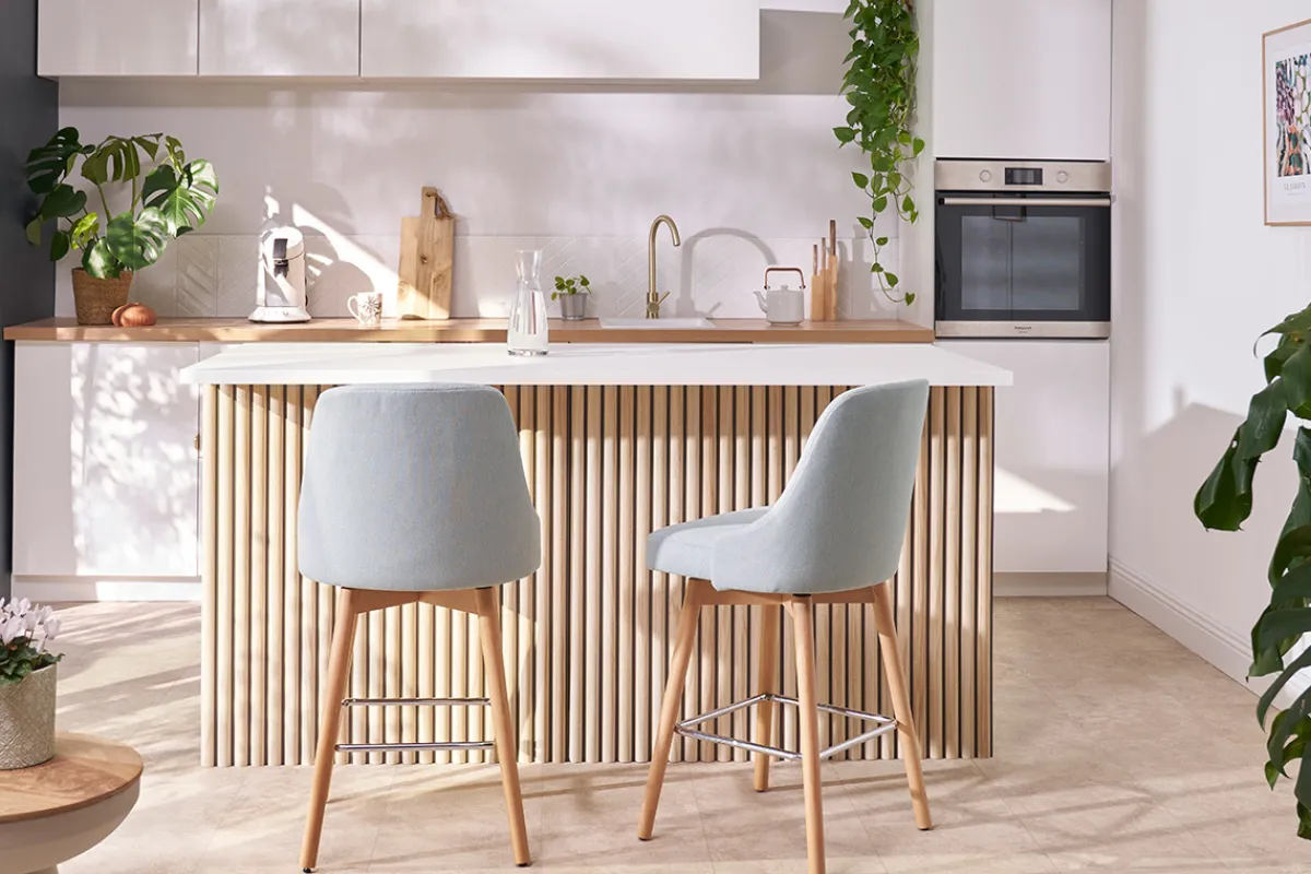 Miliboo Skandinavische Barhocker aus beigem Stoff und massivem Buchenholz H65 cm (2er-Pack) HASTA* Barhocker