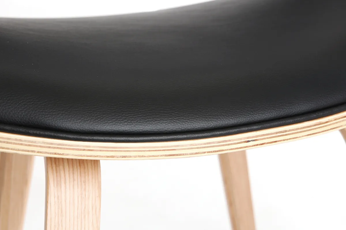 Miliboo Skandinavischer Armstuhl, schwarz und helles Holz ARAMIS* Design-sessel|Design-stühle