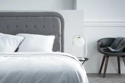 Miliboo Skandinavischer Armstuhl, schwarz und helles Holz ARAMIS* Design-sessel|Design-stühle