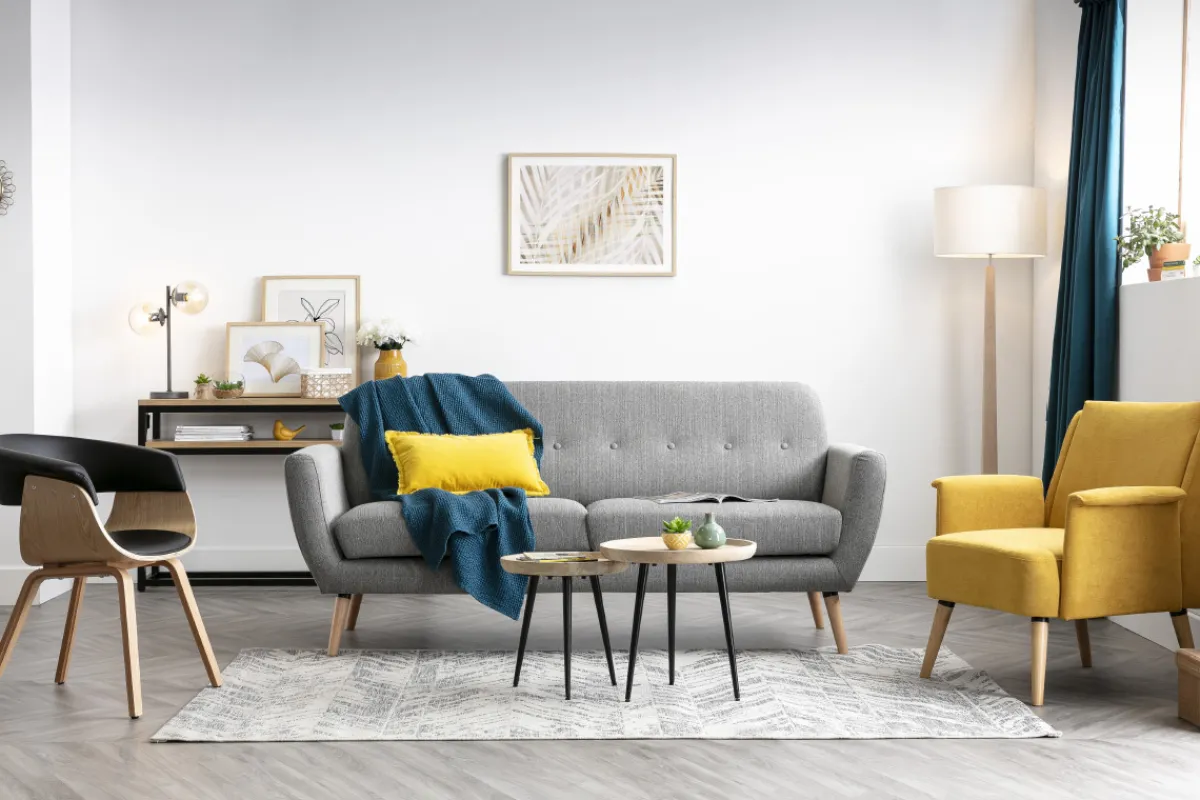 Miliboo Skandinavischer Armstuhl, schwarz und helles Holz OKTAV* Design-sessel|Design-stühle
