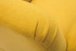 Miliboo Skandinavischer Sessel aus senfgelbem Stoff mit Samteffekt und Holz ISKO* Design-sessel|Sessel