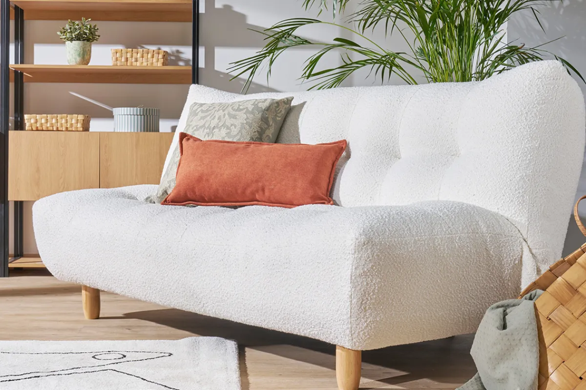 Miliboo Skandinavisches Schlafsofa aus weißem Stoff mit Bouclé-Wolleffekt und hellem Holz 3-Sitzer YUMI* Schlafsofas