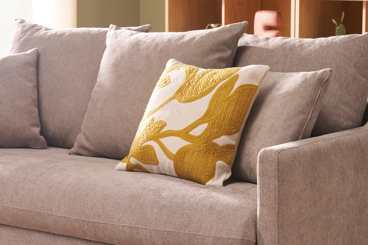 Miliboo Skandinavisches Schlafsofa aus taupefarbenem Stoff mit Samteffekt und hellem Holz 3-Sitzer LOUISE* Schlafsofas