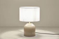 Miliboo Taupefarbene Tischlampe aus glänzender Keramik und Lampenschirm aus weißem Plissee-Stoff H35 cm PIEGA* Tischlampe|Tischlampe