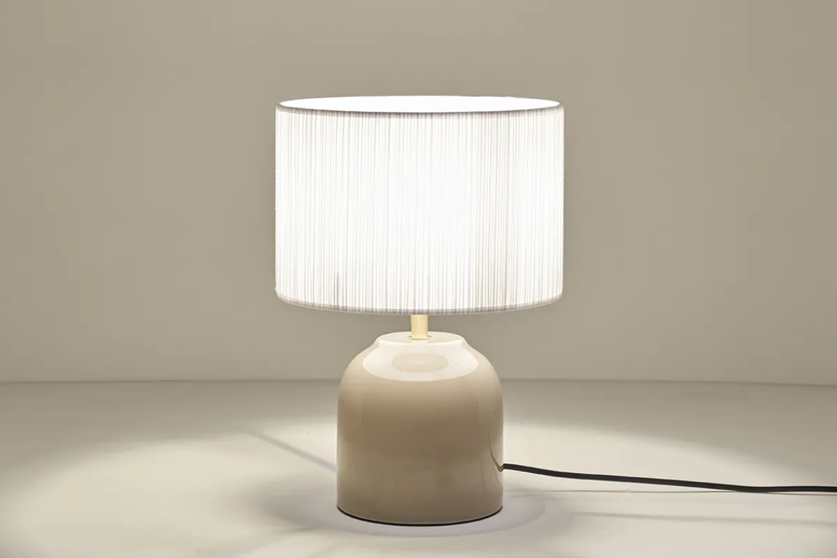 Miliboo Taupefarbene Tischlampe aus glänzender Keramik und Lampenschirm aus weißem Plissee-Stoff H35 cm PIEGA* Tischlampe|Tischlampe