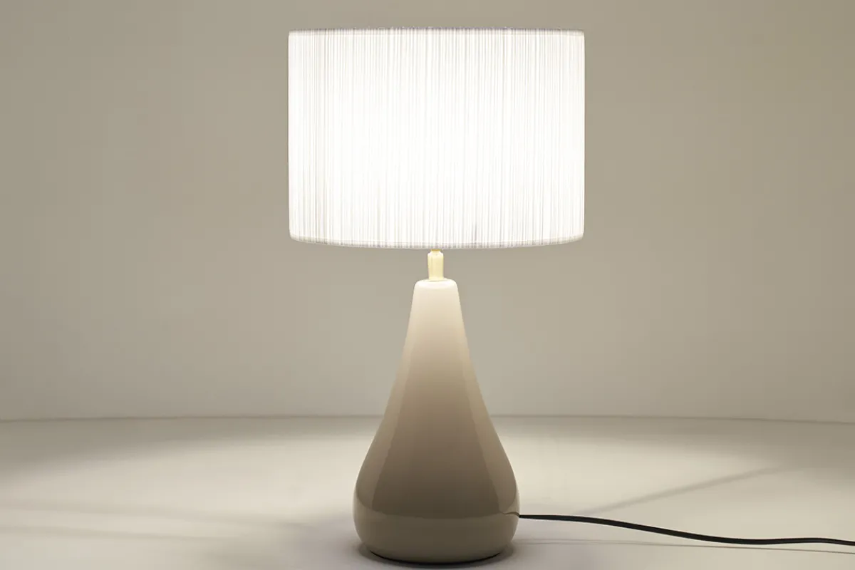 Miliboo Taupefarbene Tischlampe aus glänzender Keramik und Lampenschirm aus weißem Plissee-Stoff H49 cm TROIA* Tischlampe|Tischlampe