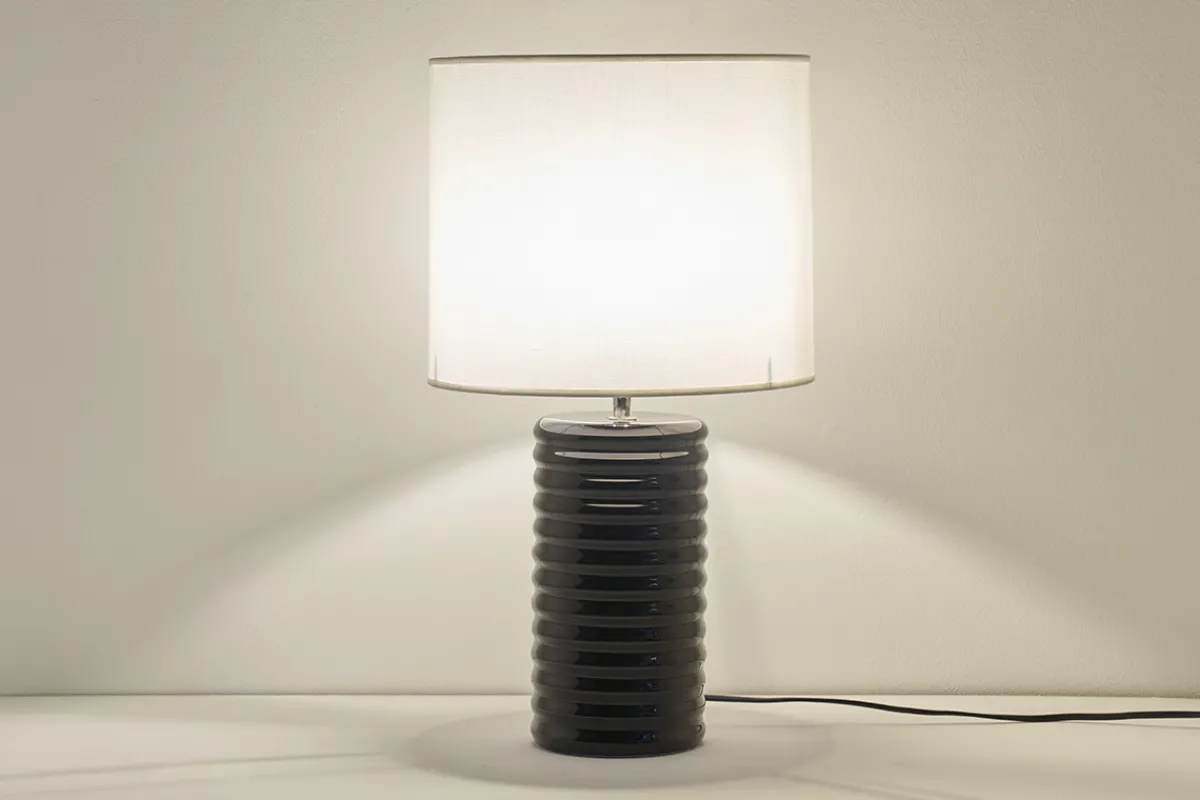 Miliboo Tischleuchte aus emaillierter Keramik in Schwarz mit écrufarbenem Lampenschirm H53 cm BERRO* Tischlampe|Tischlampe
