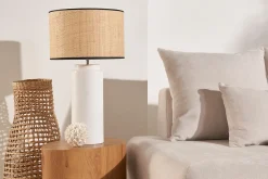 Miliboo Tischleuchte aus emaillierter Keramik in Weiß mit Lampenschirm aus naturfarbenem Bast H64 cm MAJES* Tischlampe|Tischlampe