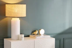 Miliboo Tischleuchte aus emaillierter Keramik in Weiß mit Lampenschirm aus naturfarbenem Bast H64 cm MAJES* Tischlampe|Tischlampe