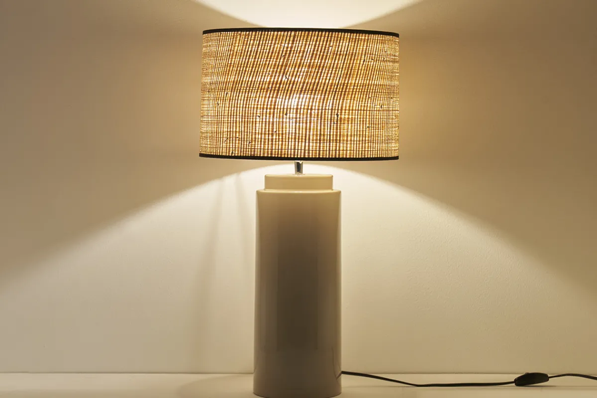 Miliboo Tischleuchte aus emaillierter Keramik in Beige mit Lampenschirm aus Bast MAJES* Tischlampe|Tischlampe