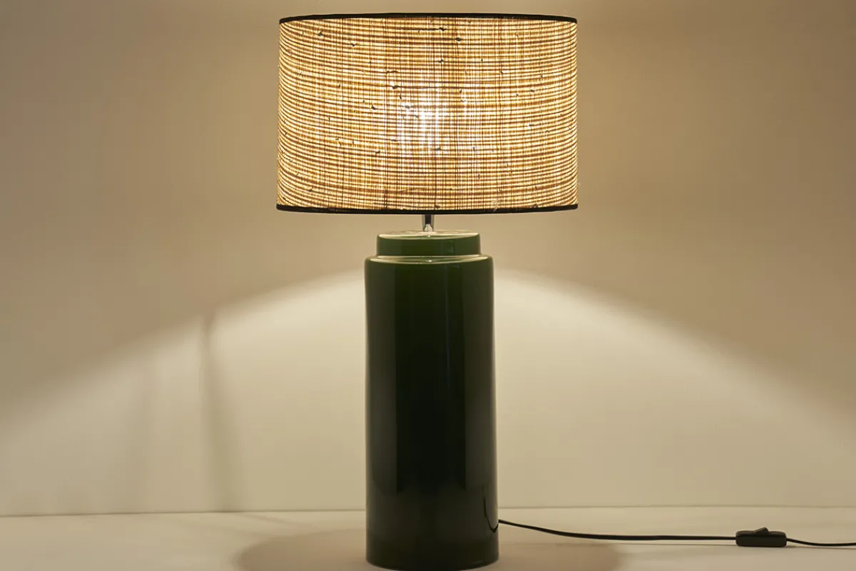 Miliboo Tischleuchte aus emaillierter Keramik in Grün mit Lampenschirm aus naturfarbenem Bast H64 cm MAJES* Tischlampe|Tischlampe