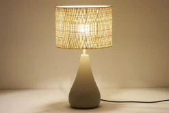Miliboo Tischleuchte aus emaillierter Keramik in Taupe mit Lampenschirm aus Bast H49 cm PYRUS* Tischlampe|Tischlampe