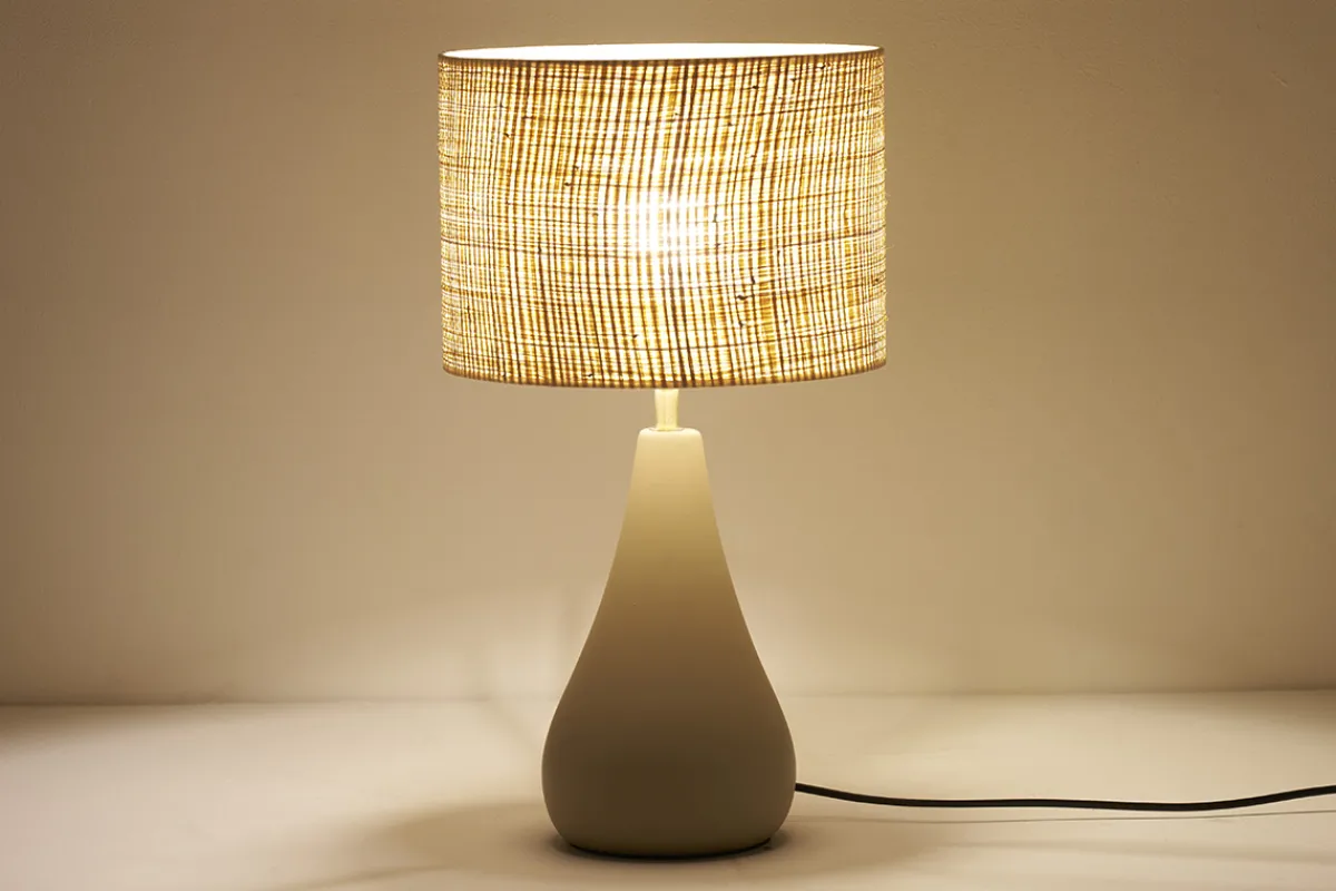 Miliboo Tischleuchte aus emaillierter Keramik in Taupe mit Lampenschirm aus Bast H49 cm PYRUS* Tischlampe|Tischlampe