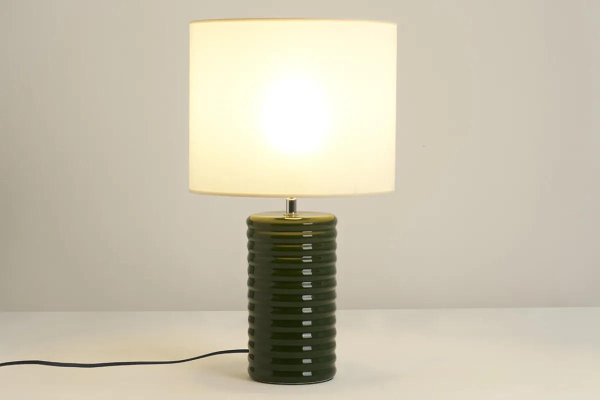 Miliboo Tischleuchte aus emaillierter Keramik in Dunkelgrün mit écrufarbenem Lampenschirm H53 cm BERRO* Tischlampe|Tischlampe