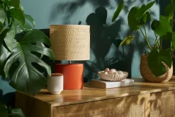 Miliboo Tischleuchte aus Keramik in Terracotta mit Lampenschirm aus naturfarbenem Bast H40 cm TIGA* Tischlampe|Tischlampe