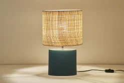 Miliboo Tischleuchte aus Keramik in Petrolblau mit Lampenschirm aus naturfarbenem Bast H40 cm TIGA* Tischlampe|Tischlampe