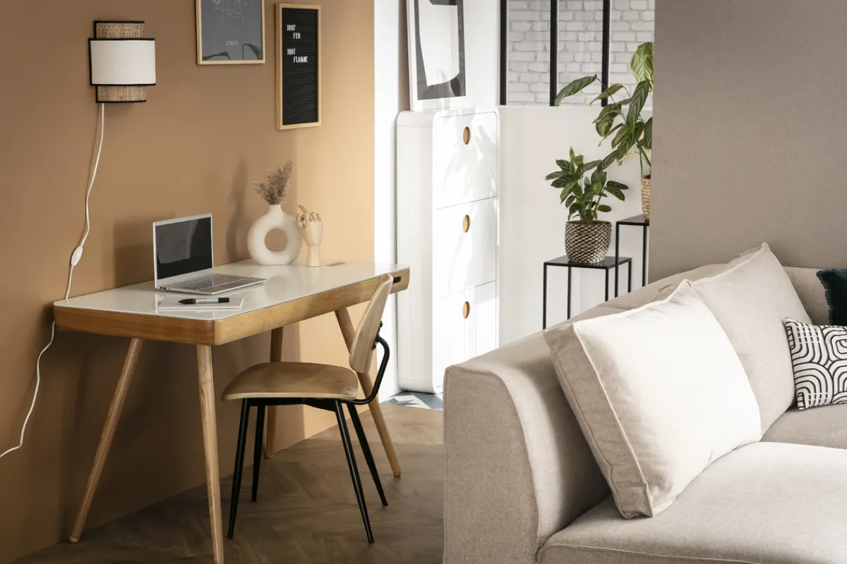 Miliboo Vernetzter Multimedia-Schreibtisch - transparentes Glas und weißes Metall CLEVER* Design-schreibtische