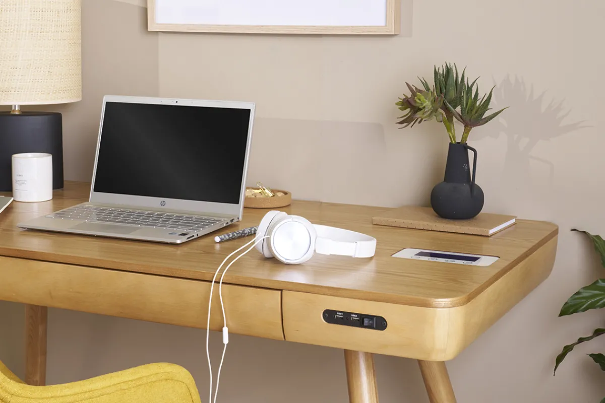 Miliboo Vernetzter Multimedia-Schreibtisch aus massiver Esche CLEVER* Design-schreibtische